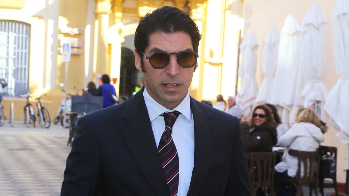 Cayetano Rivera a su llegada a la iglesia de Santa Ana, en Sevilla