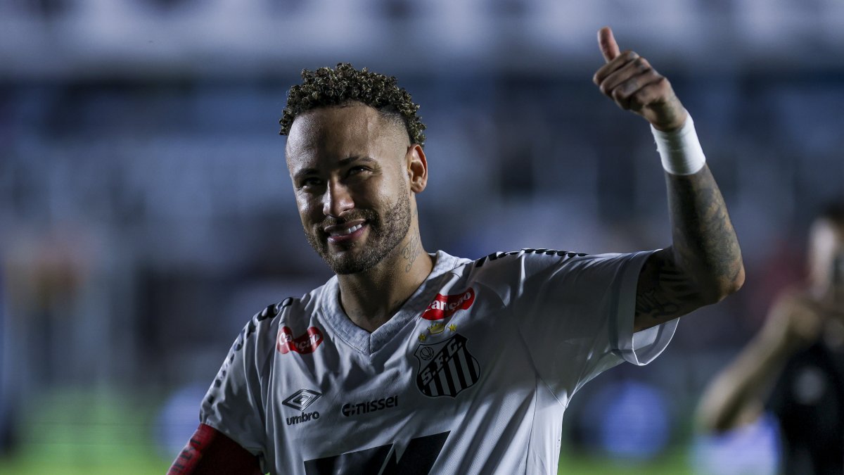 Neymar brilla con una rodilla mala