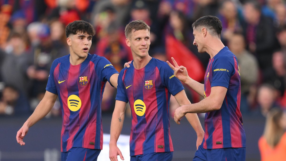 Dani Olmo celebra el segundo gol de la tarde junto a Pau Cubarsí y Robert Lewandowski.