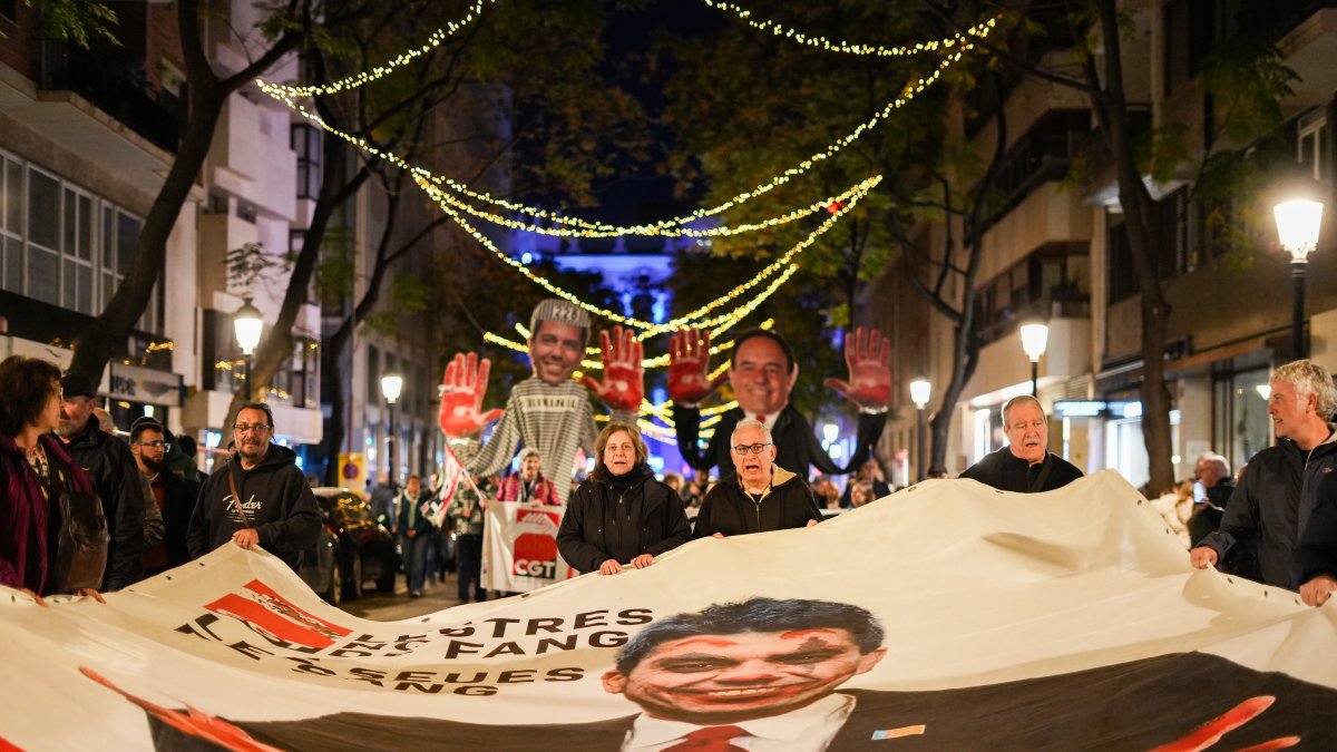 La manifestación recorre el centro de Valencia