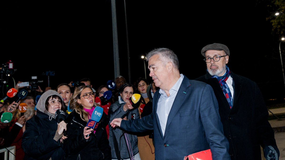 El exsecretario de organización del PSOE, Santos Cerdán, junto a su abogado Jacobo Teijelo a su salida de la prisión de Soto del Real, a 19 de noviembre de 2025.
