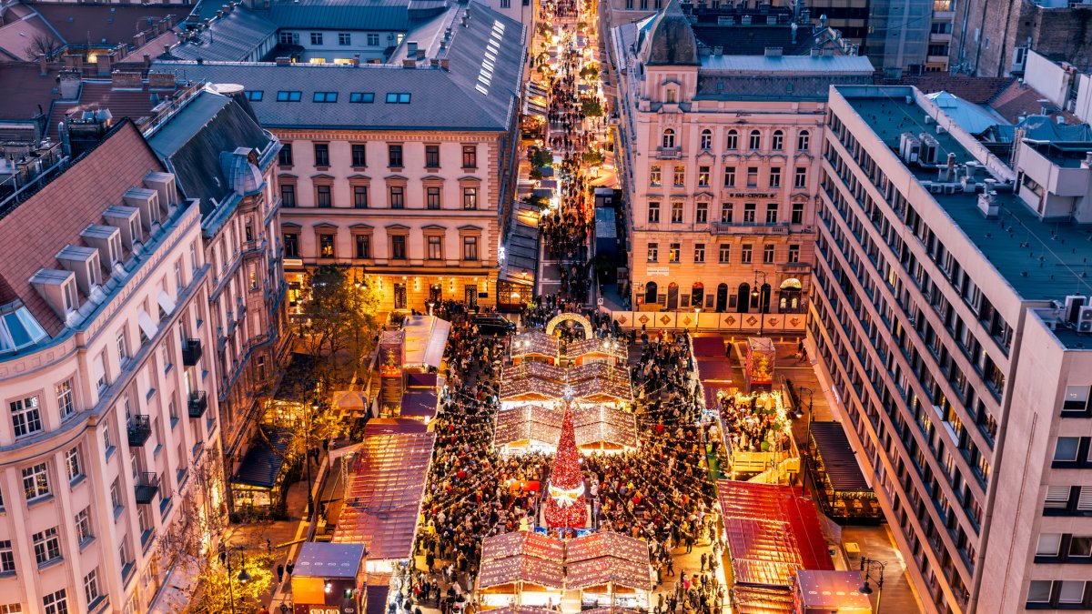La ciudad europea que en diciembre se llena de termas, mercados navideños y vuelos baratos desde España