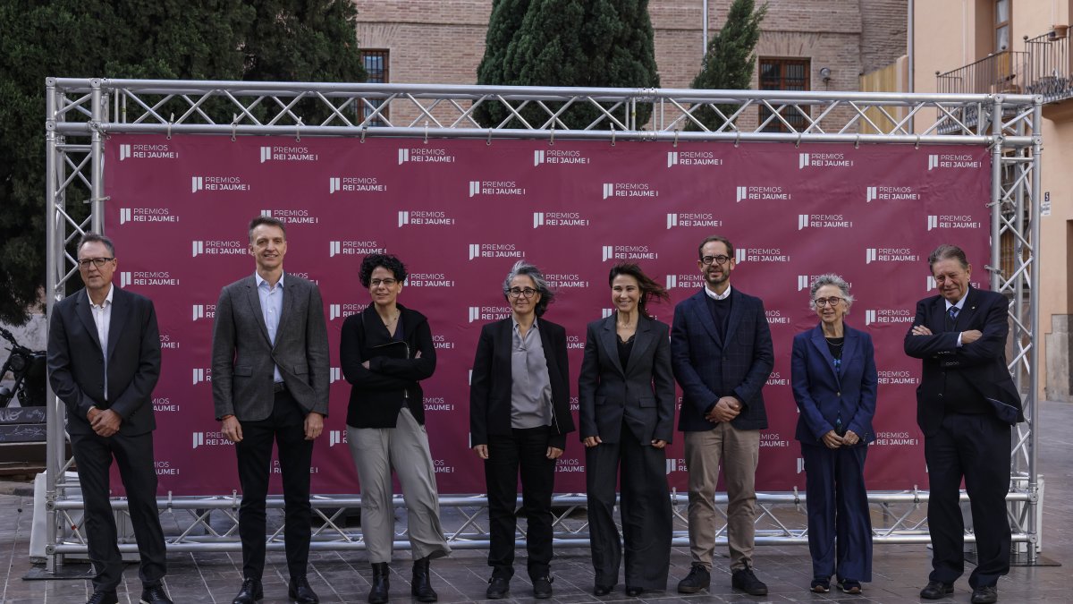 Los galardonados con los Premios Rei Jaume I 2025, Josu Luis Mascareñas, Jan Eeckhout, Nuria Lopez-Bigas, Victoria Reyes, María Jesús Vicent, Damiá Tormo y Silvia de Sanjosé, durante una rueda de prensa, en la sede de la Fundación Premios Rei Jaume, a 24 de noviembre ROBER SOLSONA…20251124…..VALENCIA…..GALARDONADOS JAUME I.