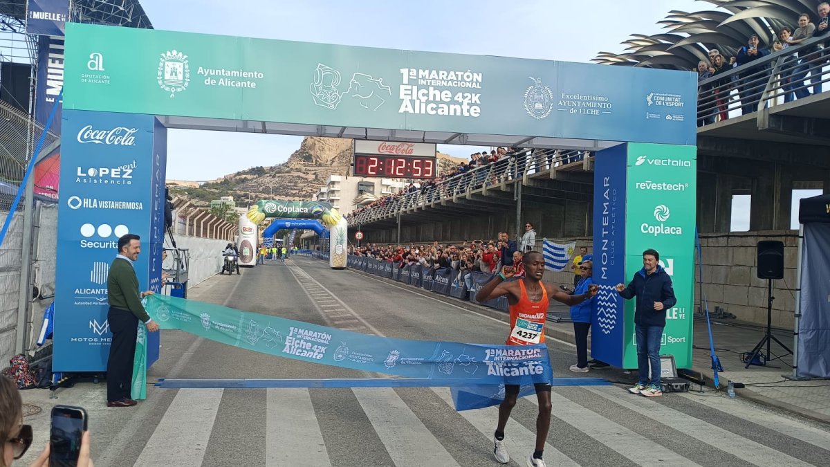 Victoria del atleta keniano Kipkirui Langat y los alcaldes de Alicante y Elche con la cinta de llegada