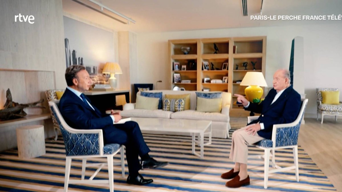 El rey Juan Carlos I conversa con el periodista francés Stéphane Bern en Abu Dabi, en una entrevista emitida por France 3 y disponible en español a través de RTVE.