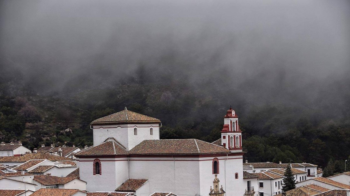 Los tejados empapados y las nubes bajas definen el paisaje habitual de Grazalema, considerado por muchos el pueblo más lluvioso de España.