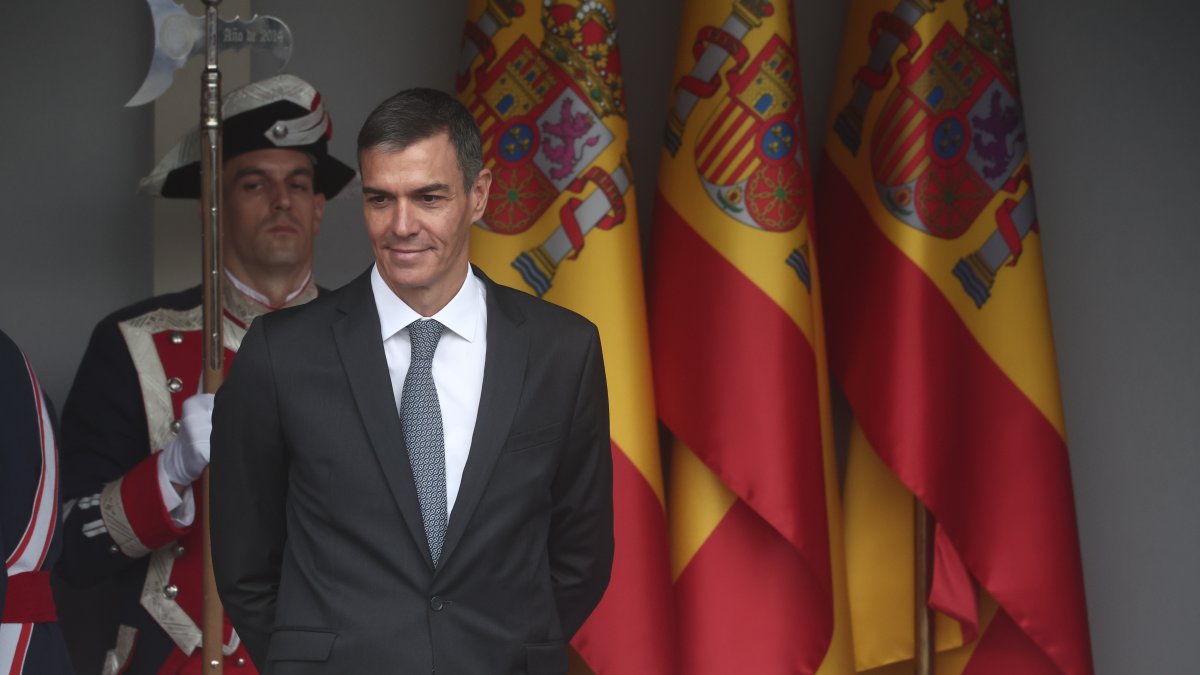 El presidente del Gobierno, Pedro Sánchez, durante el acto solemne de homenaje a la bandera nacional y desfile militar por el 12 de octubre, Día de la Hispanidad.