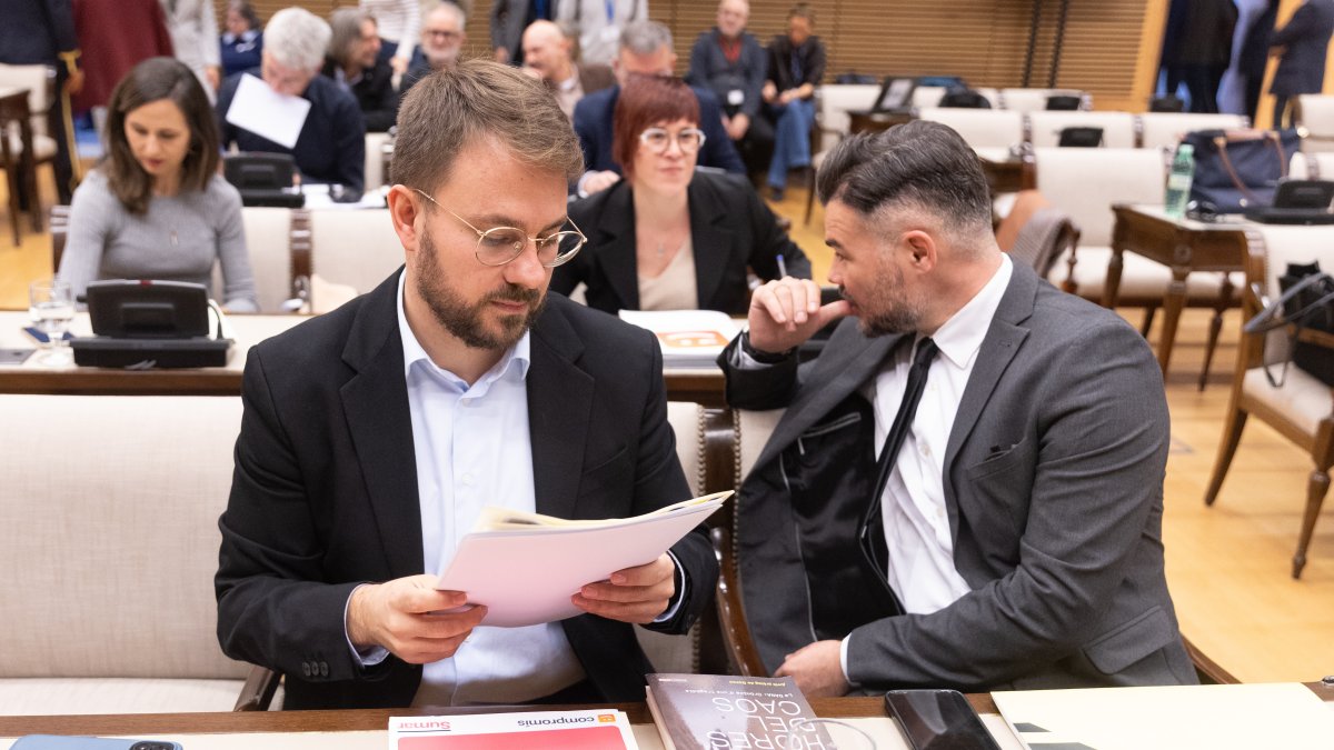 El diputado de Sumar, Alberto Ibáñez (i), y el portavoz de ERC en el Congreso, Gabriel Rufián (d).