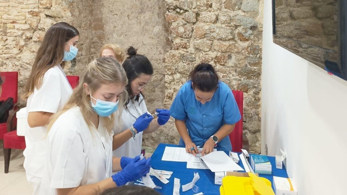 Sanitarias preparan la vacunación en un centro de mayores en Cádiz.