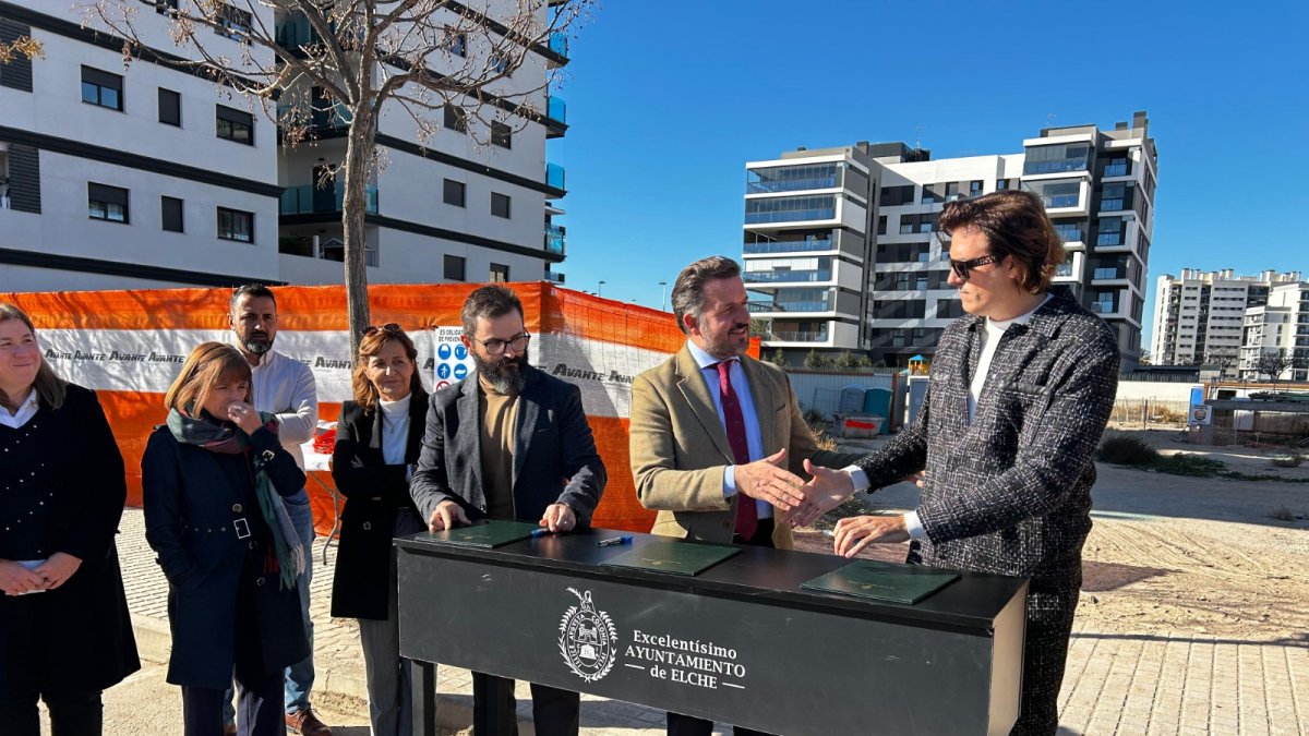 El alcalde de Elche, Pablo Ruz, tras la firma del Acta de Replanteo para el futuro edificio.