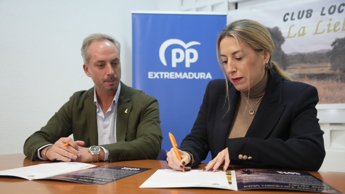 La presidenta de la Junta de Extremadura María Guardiola, firmando el pacto por la caza