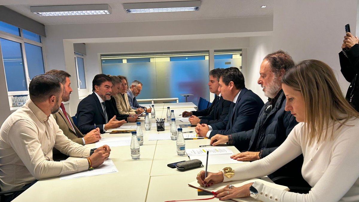 Un momento de la reunión entre los alcaldes de Alicante y Elche con los emopresarios.