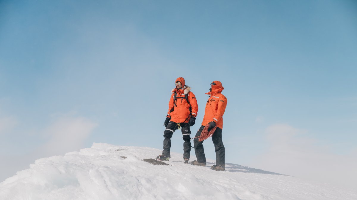 Exploradores en el Ártico con ropa de HH