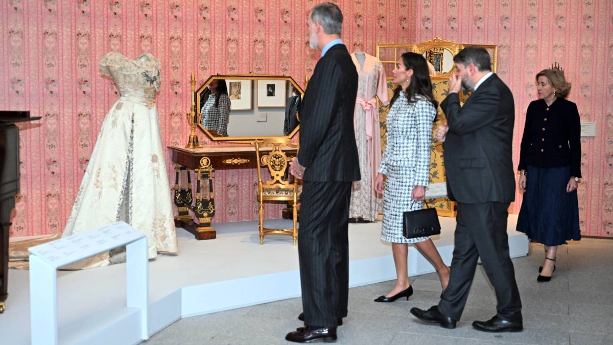 Felipe VI y Letizia recorren la exposición dedicada a Victoria Eugenia, frente a uno de los vestidos originales de la reina y su tocador personal, recreado en la Galería de las Colecciones Reales.