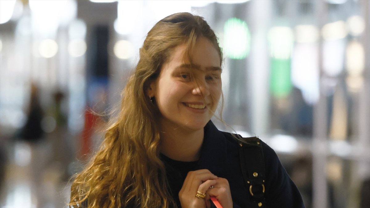 (rene Urdangarin camina por el aeropuerto de Madrid para marcharse de España.