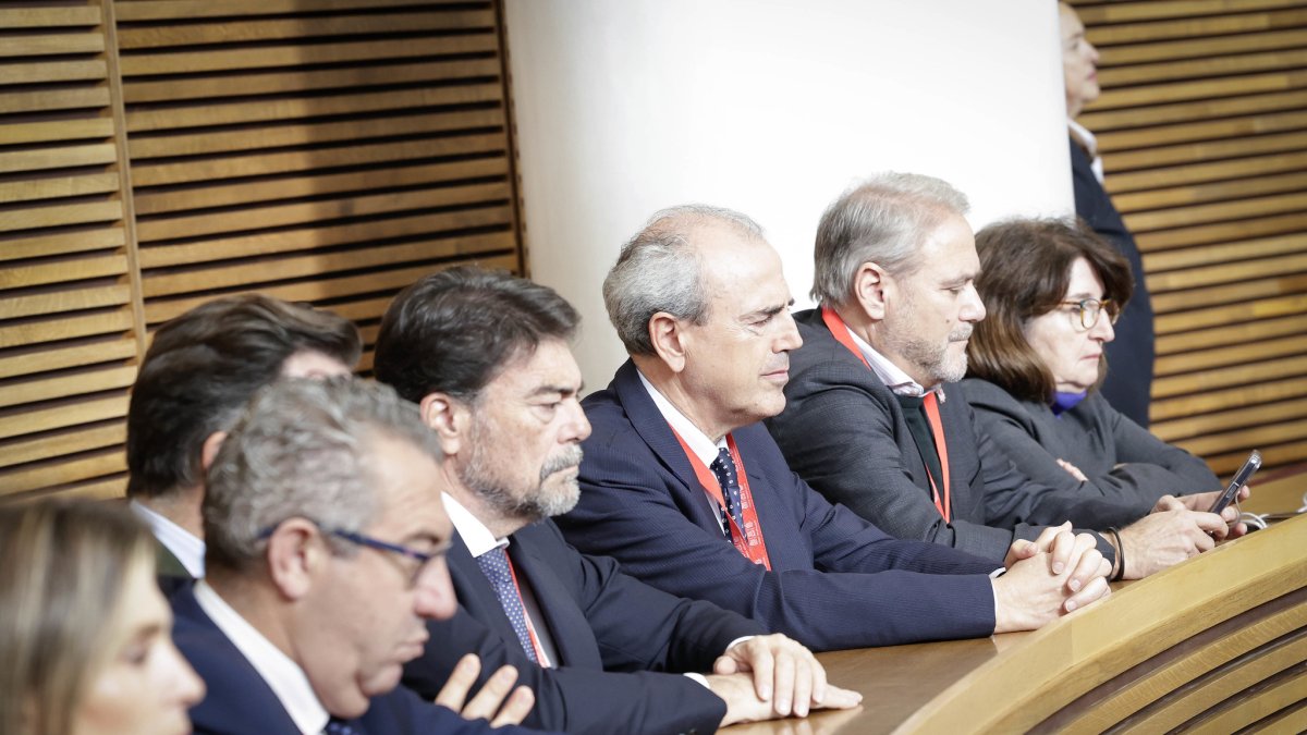 El alcalde de Alicante, Luis Barcala, con otros asistentes en la toma de posesión de Pérez Llorca.