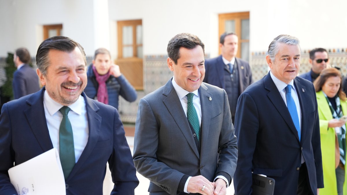 El presidente de la Junta de Andalucía, Juanma Moreno, junto al portavoz del Grupo Parlamentario Popular, Toni Martín, y el consejero de Sanidad, Antonio Sanz.