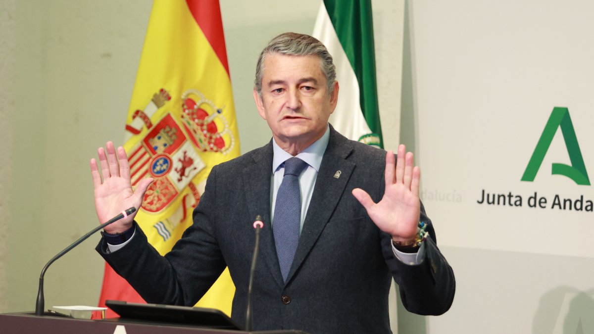 El consejero de Sanidad, Presidencia y Emergencias, Antonio Sanz, en la rueda de prensa posterior a la reunión semanal del Consejo de Gobierno.