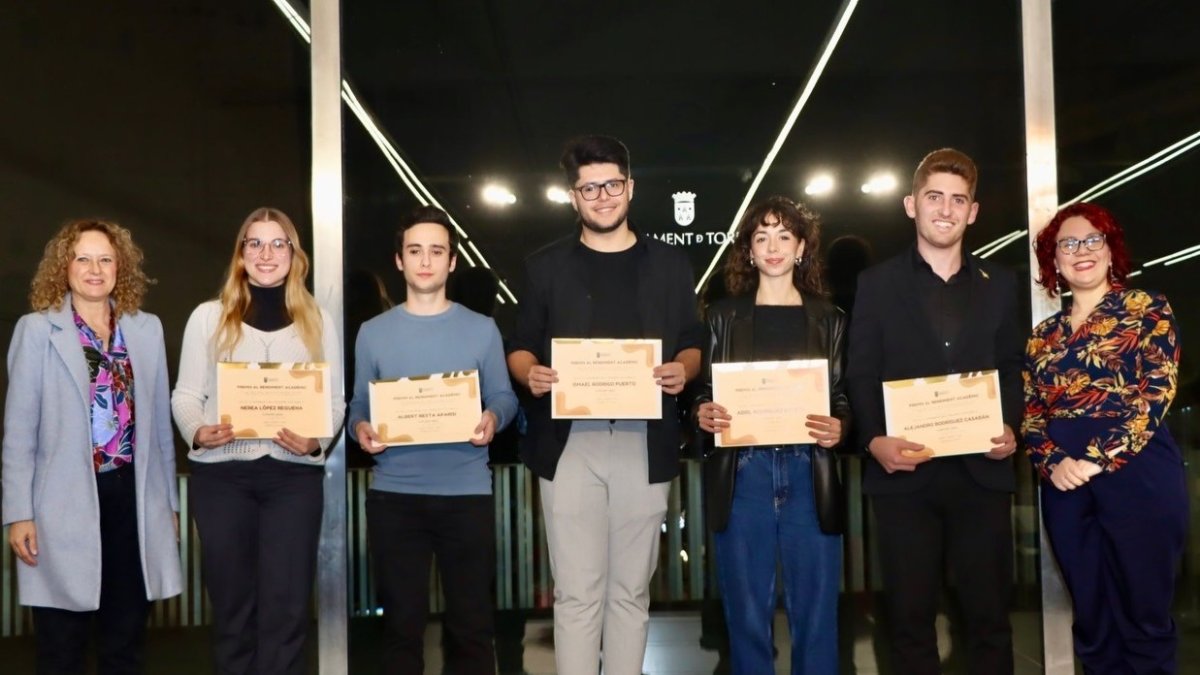 Algunos de los estudiantes premiados junto a la alcaldesa, Amparo Folgado, y a la concejala de Educación, María Fernández.