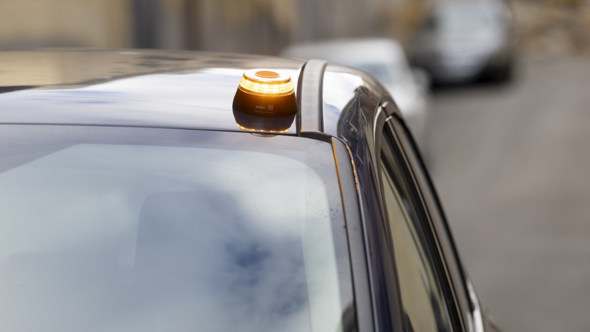 Baliza V16 de emergencia para vehículos, a 21 de noviembre de 2025, en Madrid (España). La baliza V16 conectada será obligatoria a partir del 1 de enero de 2026 para señalizar averías o situaciones de emergencia en carretera, en sustitución de los triángu.