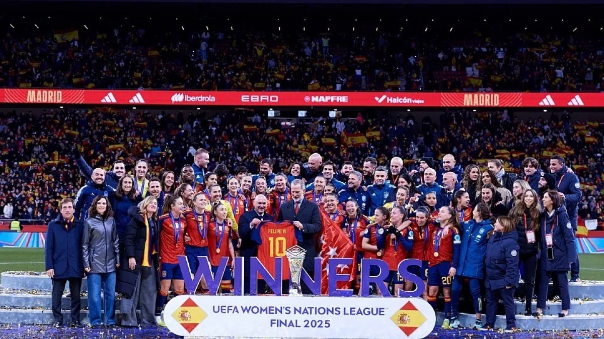 El presidente de la RFEF, Rafael Louzán, entrega una camiseta de la Selección a SM el Rey Felipe VI junto a las campeonas de la UEFA Nations League

RFEF / Europa Press
03/12/2025