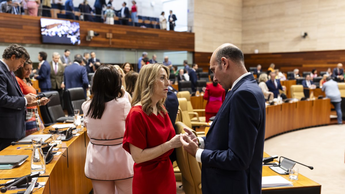 La presidenta de la Junta de Extremadura, María Guardiola y el portavoz del Partido Popular de Extremadura, José Ángel Sánchez Juliá