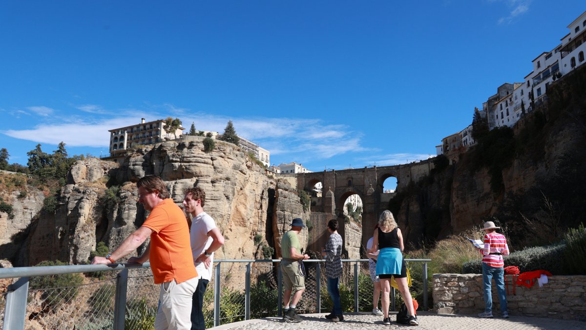 Turistas observan el Tajo de Ronda desde un mirador.
ROCÍO FERNÁNDEZ / EUROPA PRESS
27/10/2025