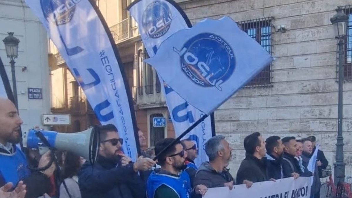 Concentración de Jupol frente a la Delegación del Gobierno de la Comunidad Valenciana tras el asesinado de un agente en Vinalesa