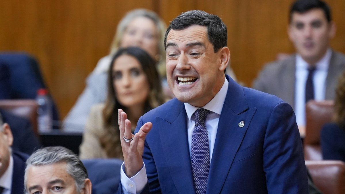 El presidente de la Junta de Andalucía, Juanma Moreno, en la sesión de control al Gobierno del Parlamento de Andalucía.