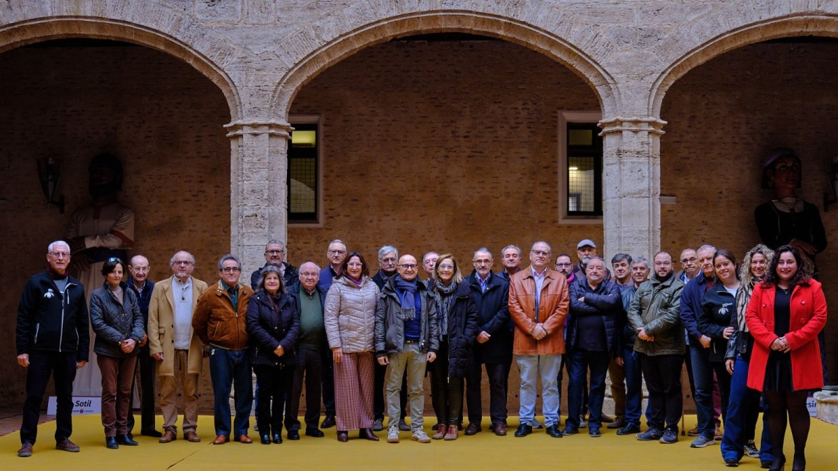 Los representantes de poblaciones y pedanías que mantienen viva la tradición, en el Castell d'Alaquás.