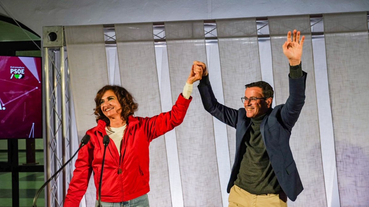 La ministra de Hacienda, María Jesús Montero junto al candidato socialista de Extremadura Miguel Ángel Gallardo en el acto celebrado en Almendralejo