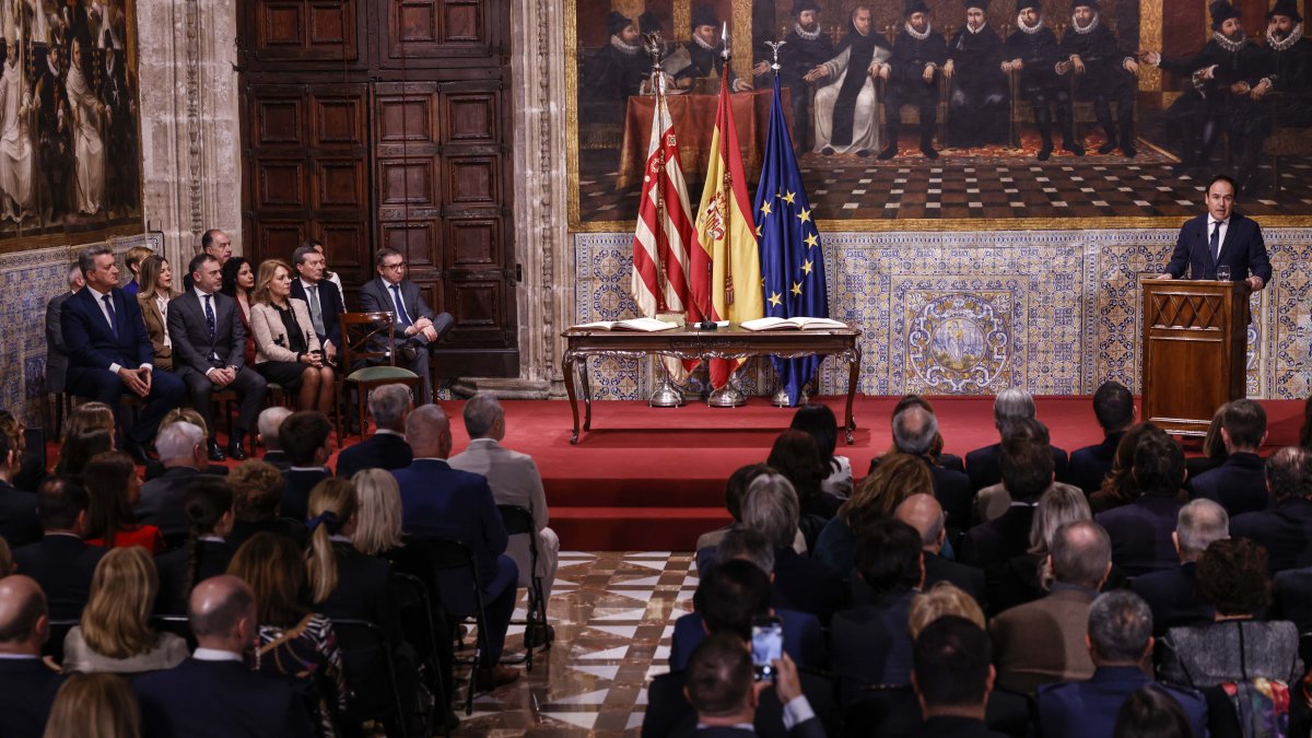 El presidente de la Generalitat Valenciana, Juanfran Pérez Llorca, y los nuevos consellers, durante la toma de posesión de su cargo, en el Palau de la Generalitat.