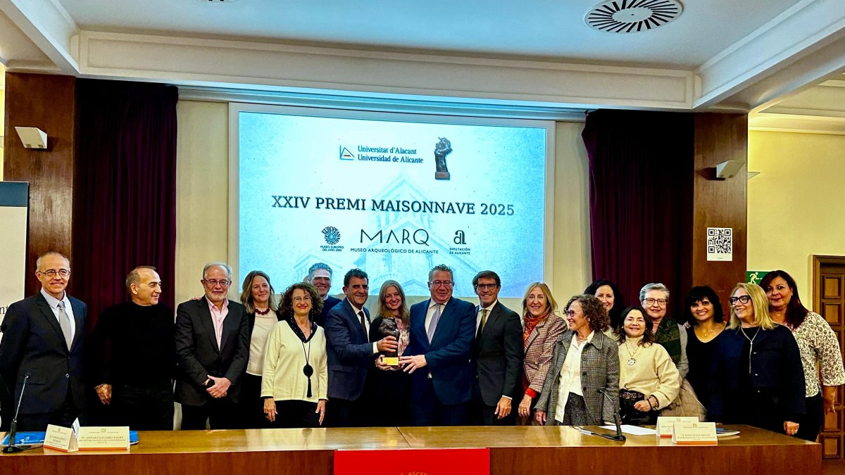 Asistentes al acto de entrega del premio Maisonnave 2025 al MARQ de Alicante.