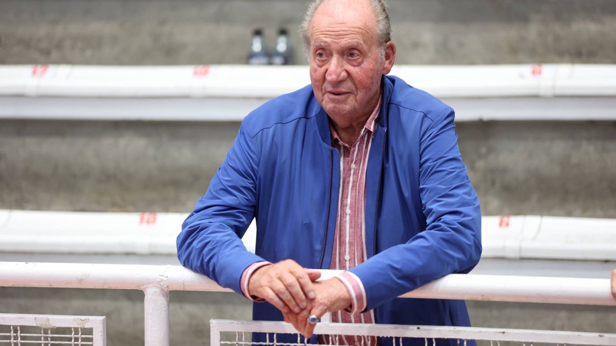 Juan Carlos I, durante una aparición pública en una plaza de toros en Sanxenxo, Galicia.