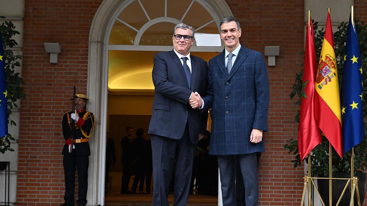 El presidente del Gobierno, Pedro Sánchez, saluda al primer ministro de Marruecos, Aziz Akhannouch, a su llegada al Palacio de la Moncloa.