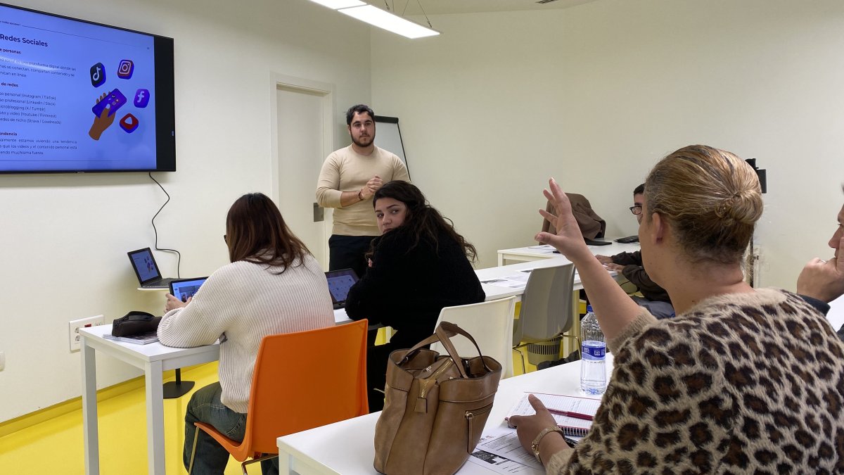 Participantes en el taller de Estrategias para crecer en TikTok e Instagram.