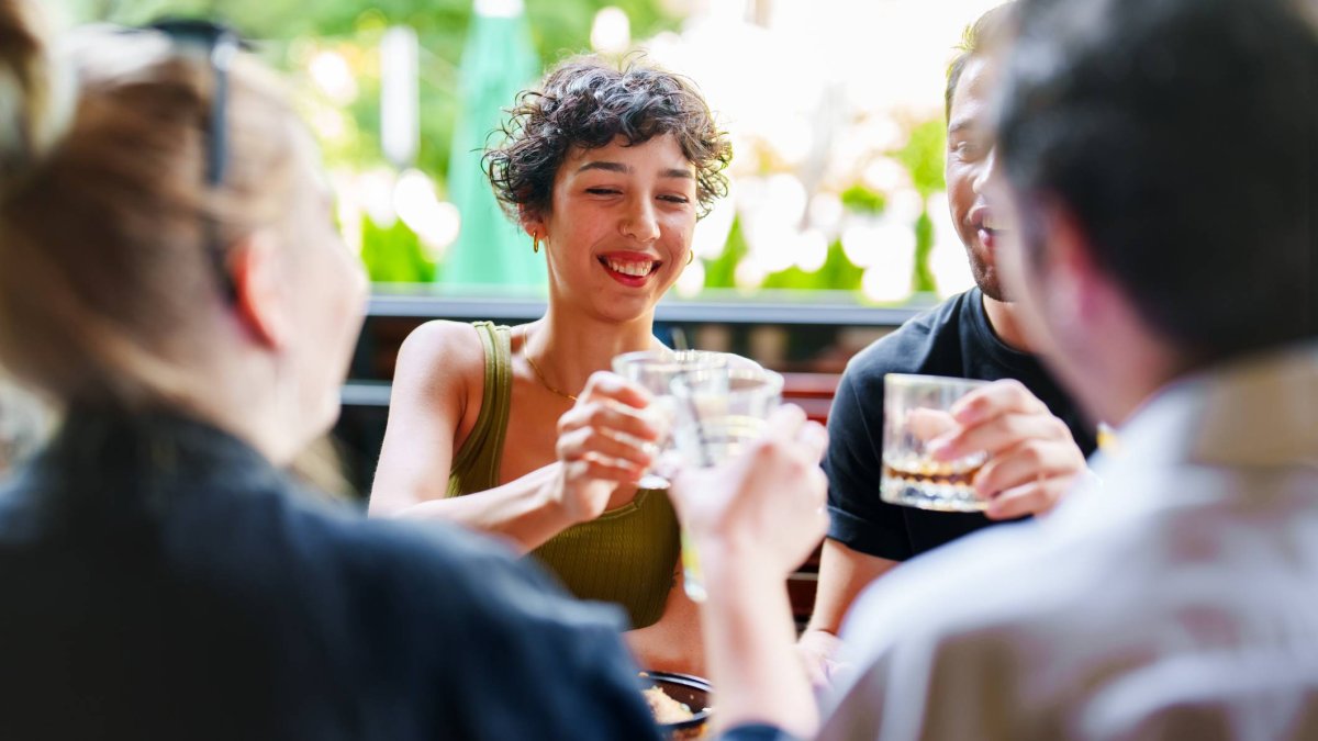 Los jóvenes han adoptado el aperitivo como nuevo plan social: menos noche, más día y sobremesa compartida.