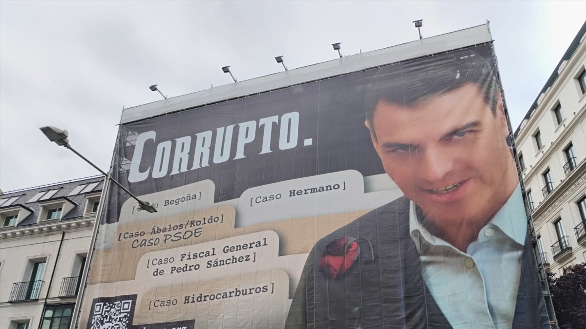 La lona frente al Congreso de Hazte Oír con Pedro Sánchez y el lema 