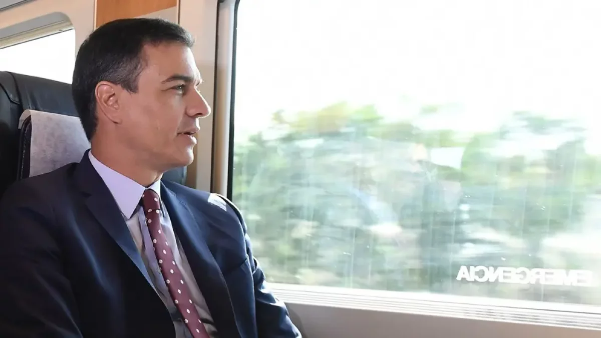 El presidente del Gobierno Pedro Sánchez viajando en tren