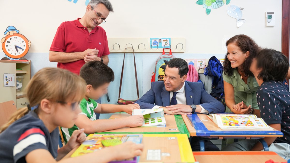El presidente de la Junta de Andalucía, Juanma Moreno durante una visita a un aula del CEIP Juan Ramón Jiménez.