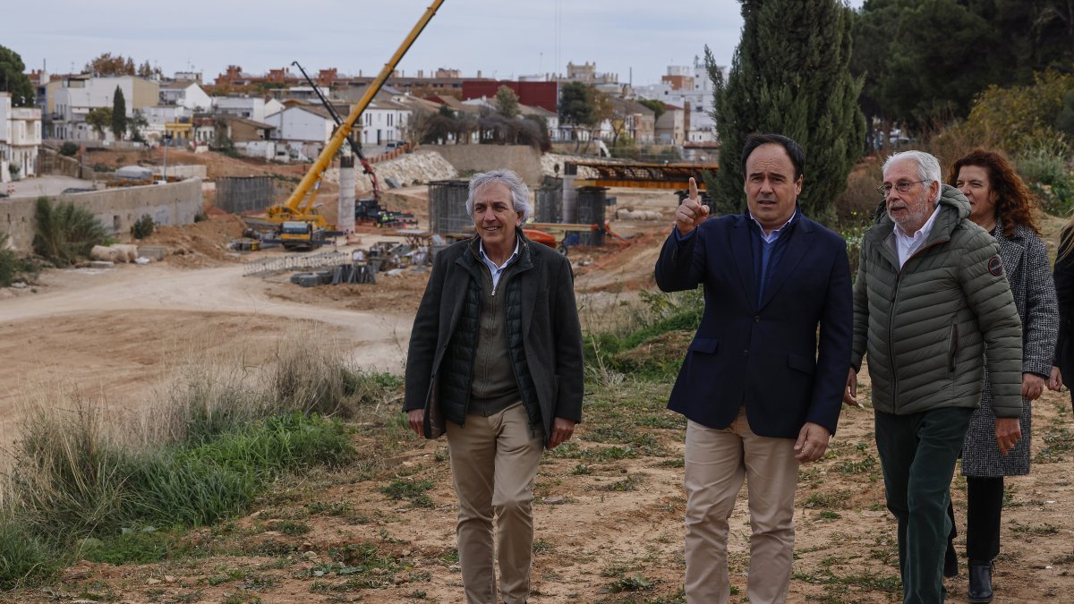 El presidente de la Generalitat valenciana, Juanfran Pérez Llorca, y el alcalde de Picanya, Josep Almenar, en el barranco del Poyo.
