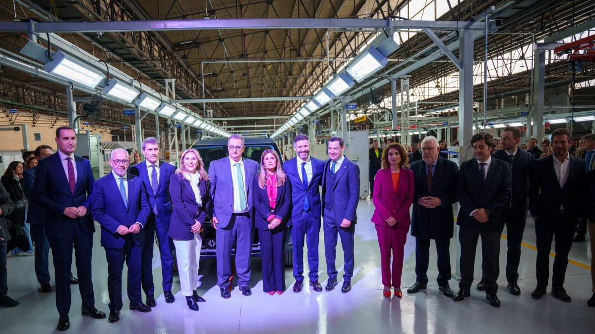 Autoridades y responsables de Santana Factory en la presentación de la planta.