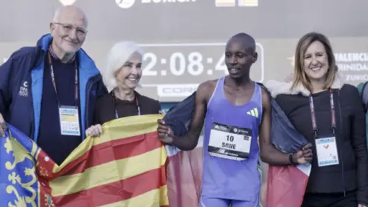 El presidente de Mercadona, Juan Roig con su mujer Hortensia Herrero y María José Catalá en el Maratón de Valencia de 2024
