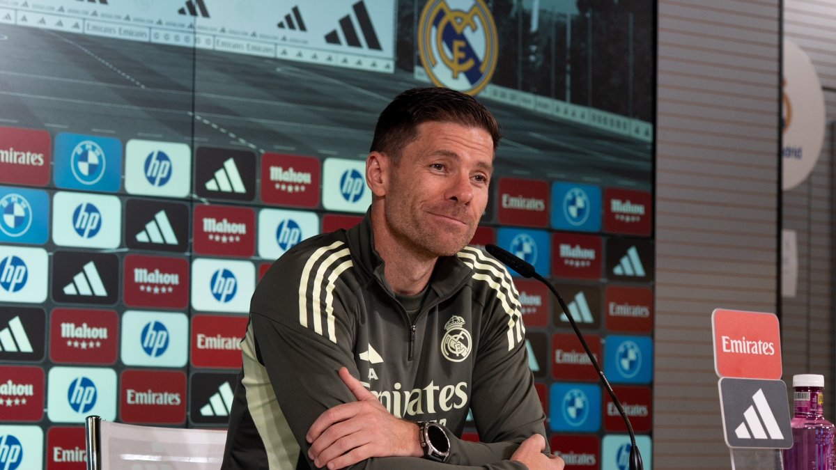 Xabi responde a la prensa en la sala de prensa de Valdebebas