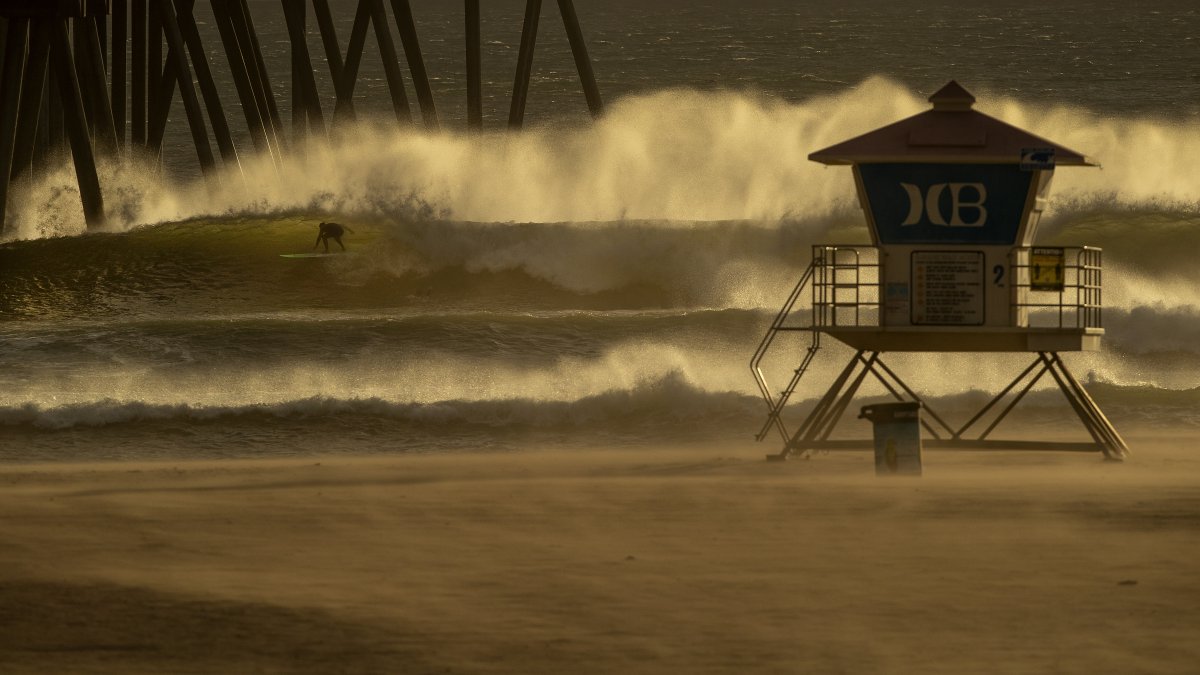 Un surfista en una playa de California.