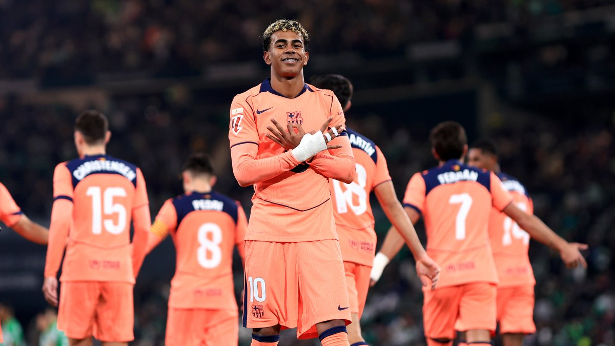 Lamine Yamal celebra el quinto gol de la noche