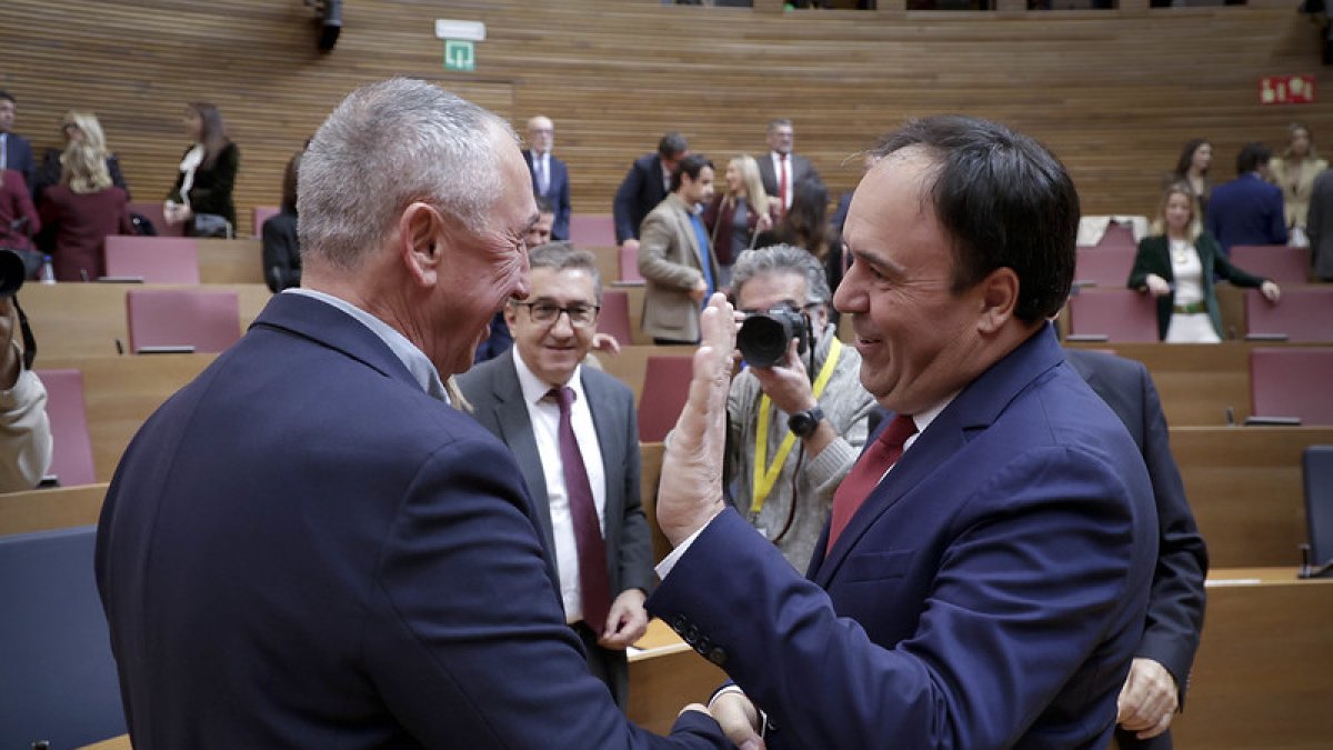 El síndic de Compromís, Joan Baldoví, con el presidente de la Generalitat, Juanfran Pérez Llorca.