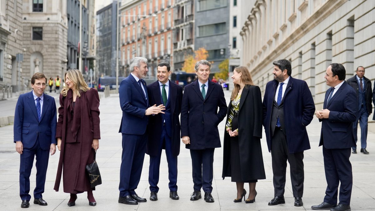 El líder del Partido Popular, Alberto Núñez Feijóo, conversa con los presidentes autonómicos de Aragón, Jorge Azcón; Andalucía, Juanma Moreno, Murcia, Fernando López-Miras (2d), y Valencia, Juanfran Pérez Llorca (d), y con la portavoz del PP en el Congreso, Ester Muñoz, en presencia del alcalde de Madrid, José Luis Martínez Almeida y de la portavoz del PP en el Senado, Alicia García, a su llegada al acto institucional por el Día de la Constitución, este sábado, en Madrid. EFE/Borja Sánchez-Trillo