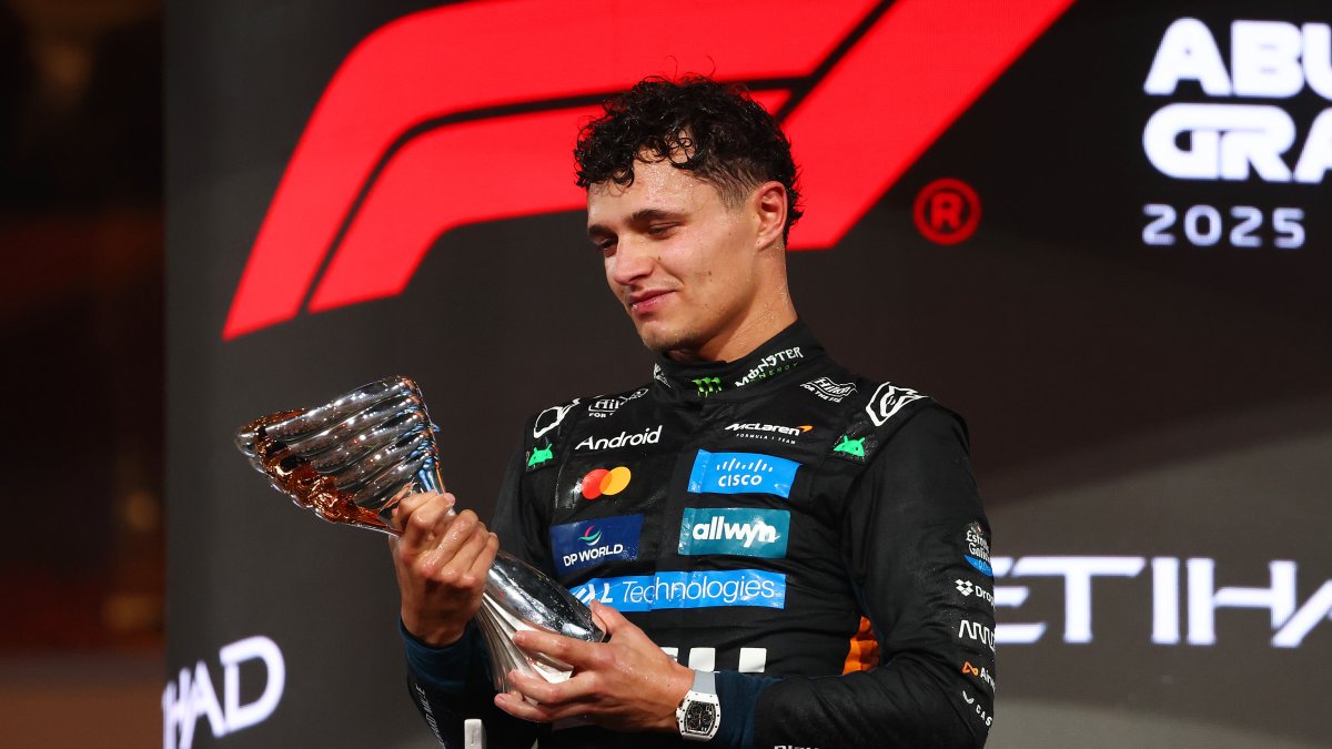 Campeón del mundo Lando Norris con su trofeo en el Gran Premio de Abu Dhabi en el circuito de Yas Marina.