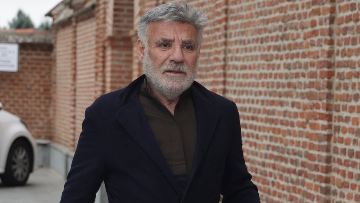 El arquitecto Joaquín Torres llega al tanatorio de Pozuelo tras el fallecimiento de su padre